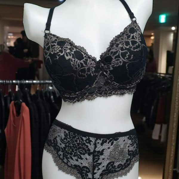 Attractive Black Foam Wired Set